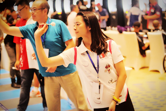 山(shān)東(dōng)姑娘獲2015年(nián)中國(guó)飛(fēi)镖聯賽冠軍，擊敗64位職業(yè)高(gāo)手